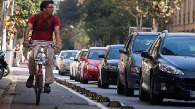 Un joven circula por un carril bici en Barcelona / CG
