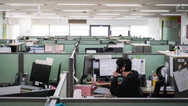 Trabajadores en una oficina / EFE