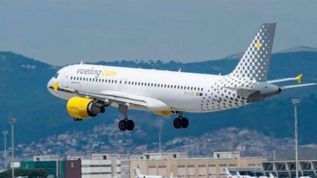 Un avión de Vueling despegando desde el aeropuerto de El Prat de Barcelona / EFE