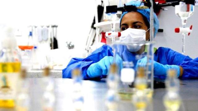 Una científica trabajando en un laboratorio / EFE
