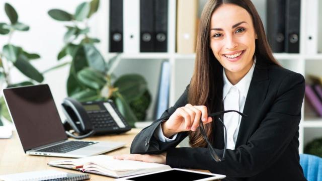 Una directiva trabajando con su ordenador y otros dispositivos tecnológicos / FREEPIK