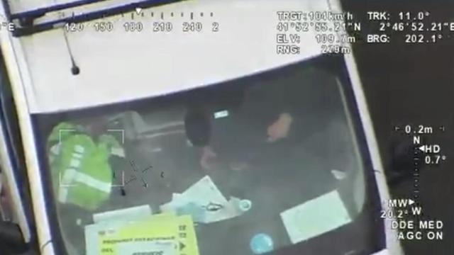 El helicóptero del Servei Català de Trànsit (SCT) detecta a un conductor con el móvil en la mano / TWITTER