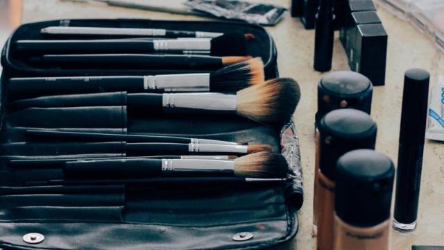 Varios productos y objetos de maquillaje con los que aplicar los ojos de gelatina / PIXABAY