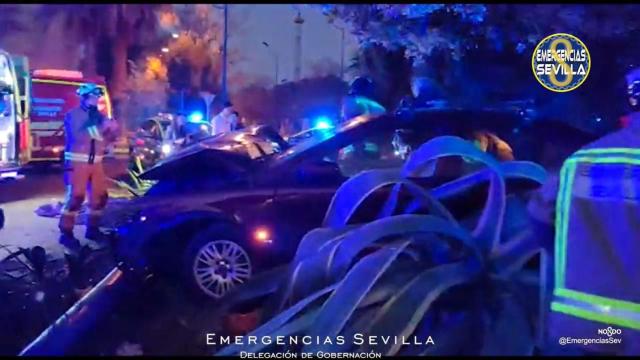 Un coche choca contra una farola / EMERGENCIAS SEVILLA