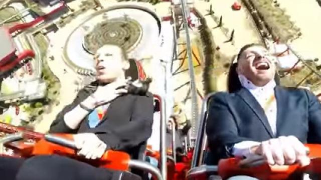 El pájaro impacta en el cuello del chico durante el recorrido de Ferrari Land