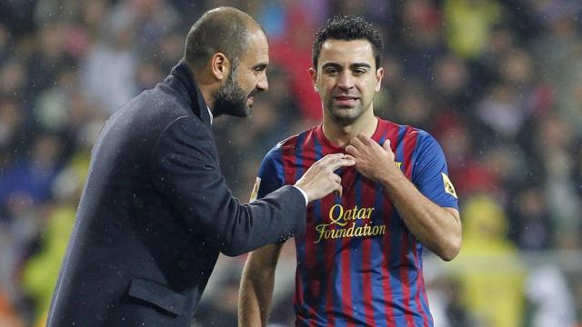Pep Guardiola dando órdenes a Xavi Hernández con el Barça / EFE