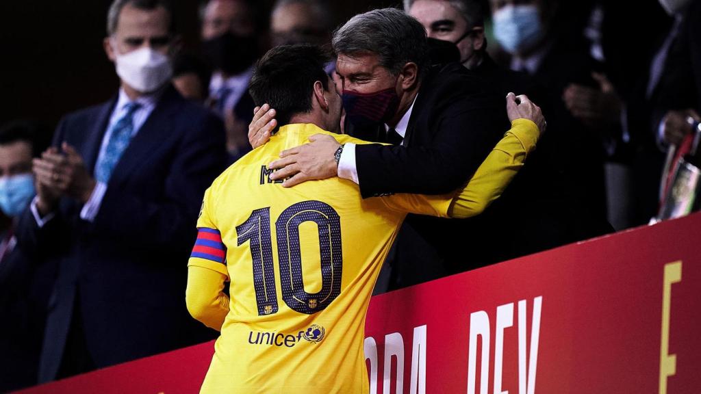 Joan Laporta abraza a Leo Messi tras la final de la última Copa del Rey que ganó el Barça en 2021 / EFE