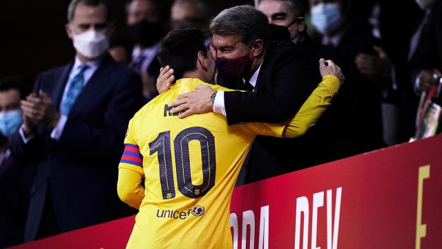 Joan Laporta abraza a Leo Messi tras la final de la última Copa del Rey que ganó el Barça en 2021 / EFE