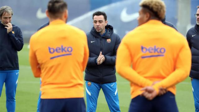 Xavi, dando órdenes a sus jugadores durante un entreno del Barça