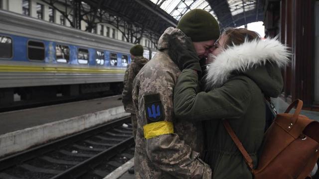 Un soldado ucraniano se despide de su pareja en Lviv antes de ir al frente / CAROL GUZY - EP