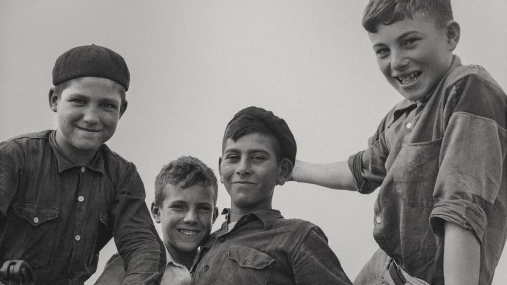 Niños sonrientes, fotografiados por Vicente Aranda en sus viajes con Juan Goytisolo por Almería / VICENTE ARANDA