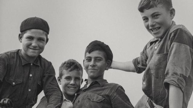 Niños sonrientes, fotografiados por Vicente Aranda en sus viajes con Juan Goytisolo por Almería / VICENTE ARANDA