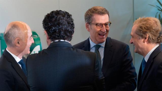 El presidente de Ferrovial, Rafael del Pino (izq.), junto al presidente del PP, Alberto Núñez-Feijóo (a su izq.), en una reciente edición del Foro Abc / EP
