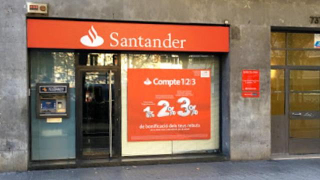 Una sucursal de Banco Santander con un anuncio de una cuenta bancaria, en una imagen de archivo / EFE