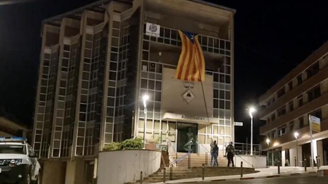 Retirada de la 'estelada' secesionista de la fachada del Ayuntamiento de Puig-reig (Barcelona) / @uniondebrigadas (TWITTER)