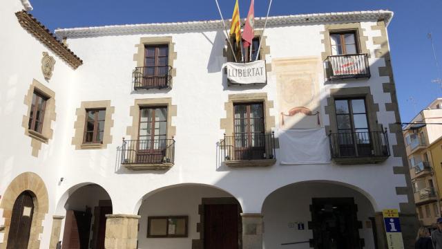 Fachada del Ayuntamiento de Arenys de Mar, sin la pertinente bandera española, con pancartas de propagandas secesionistas y donde el consistorio tapó con una sábana un grabado del artículo de la Constitución Española de 1812