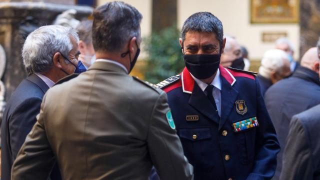 Josep Lluís Trapero, mayor de los Mossos, con altos mandos del Ejército / EP