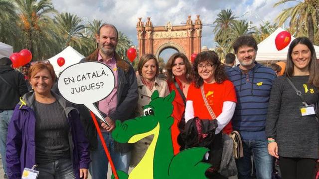 La presidenta del Parlament, Carme Forcadell (c), ha sido la invitada estrella de la fiesta infantil de la ONG del catalán / CG