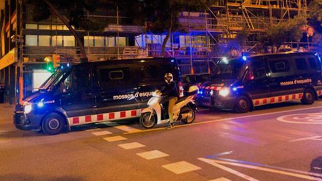 Agentes de los Mossos d'Esquadra delante de la sede de Cataluya Ràdio, tras ser atacada por pequeño grupo de manifestantes con banderas españolas / EFE