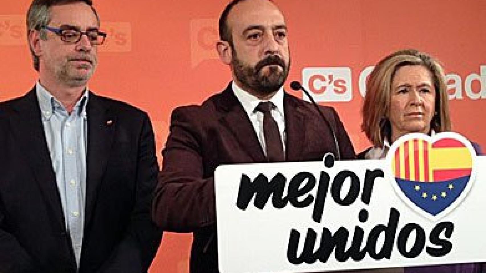 Jordi Cañas, acompañado de los diputados autonómicos de Ciudadanos Carmen de Rivera y José Manuel Villegas