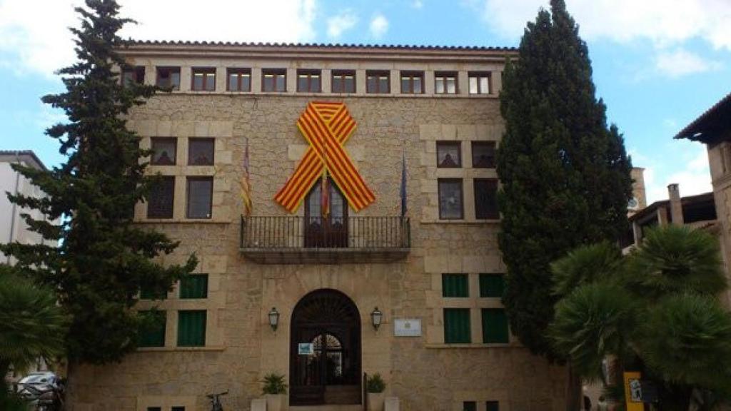Lazo con la bandera de Cataluña en la fachada del Ayuntamiento de Artà (Mallorca)