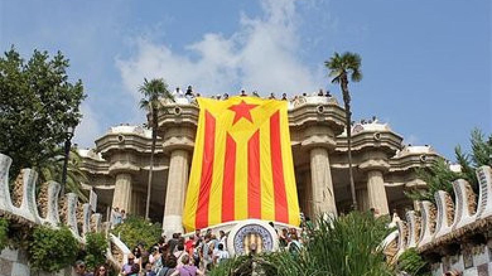 Una gran 'estelada' desplegada en el Parque Güell de Barcelona