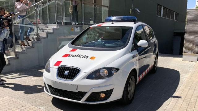 Coche policial con el principal sospechoso del caso Janet Jumillas, saliendo de los juzgados de Cornellà de Llobregat / EUROPA PRESS