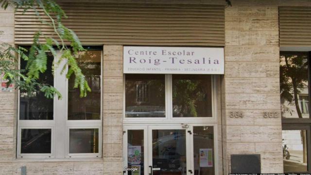 Centro escolar Roig Tesalia, escuela que cierra y que supone un doble drama para una familia con un niño autista / STREET VIEWS