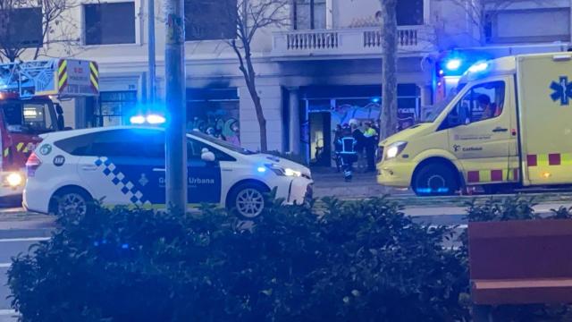 Cuatro muertos, dos de ellos menores, en el incendio de un local en la plaça de Tetuan / REDES