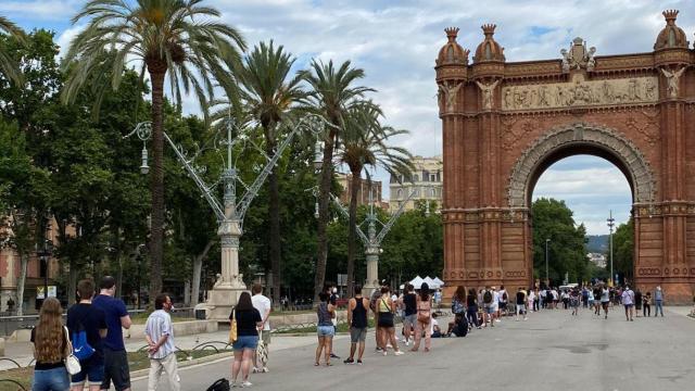 Colas para acceder a la unidad móvil de vacunación situada en Arco del Triunfo de Barcelona antes de la apertura del servicio / CG