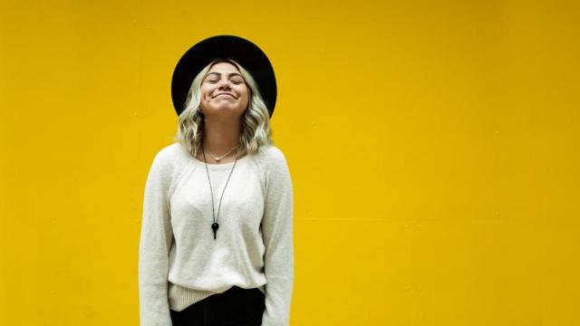 Mujer con un conjunto comprado online