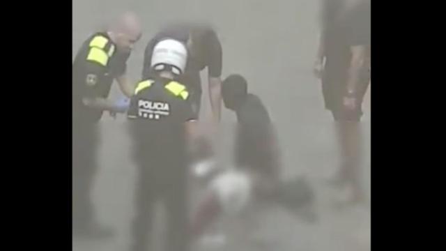 Agentes de Mossos d'Esquadra y Guardia Urbana atienden a la víctima del apuñalamiento en el Raval / TWITTER