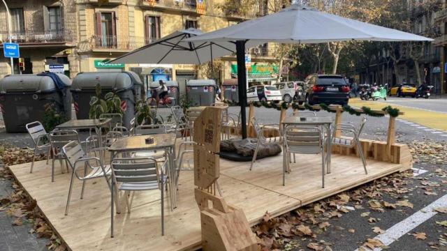 Una de las terrazas instaladas en las calzadas de Barcelona / AJUNTAMENT DE BARCELONA