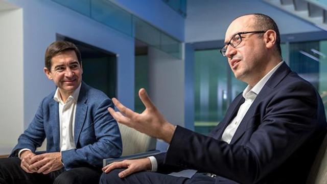 Carlos Torres Vila, a la izquierda, y Onur Genç, presidente y consejero delegado de BBVA