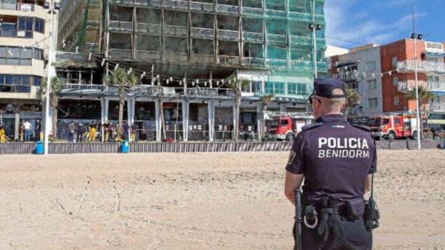 Un policía de Benidorm en la playa en una foto de archivo