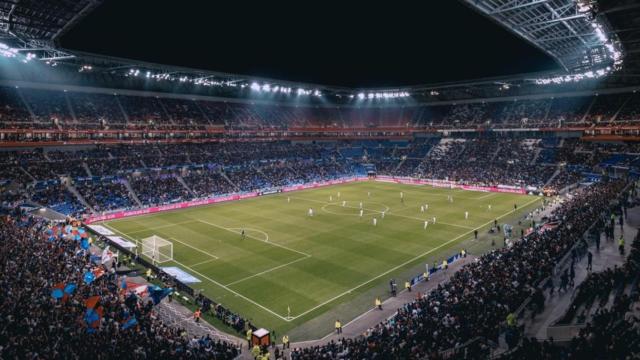 Partido de fútbol en un estadio / Thomas Serer en UNSPLASH