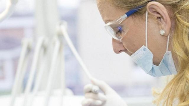 Una profesional de la salud, entre las profesiones con contacto físico / Darko Stojanovic EN PIXABAY