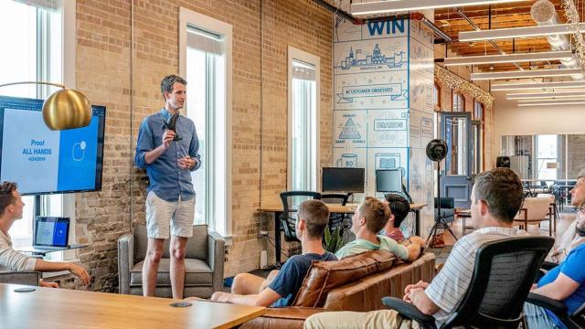 ‘Coworkers’ durante una sesión de un programa de emprendimiento en Barcelona / AUSTIN DISTEL - UNSPLASH