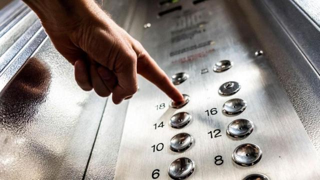 Una persona pulsa un botón del ascensor / PIXABAY