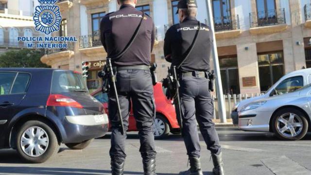 Dos agentes de la Policía Nacional en las inmediaciones de un cajero automático / POLICÍA NACIONAL