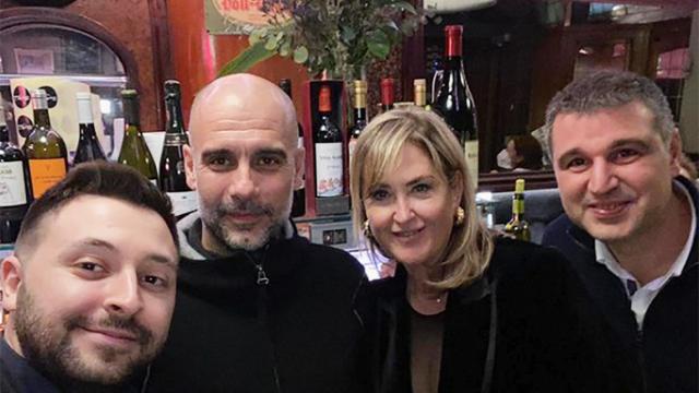 Guardiola posa en la Bodega Sepúlveda con amigos. A la derecha, Roger Pallarols, director del Gremi de Restauració / INSTAGRAM