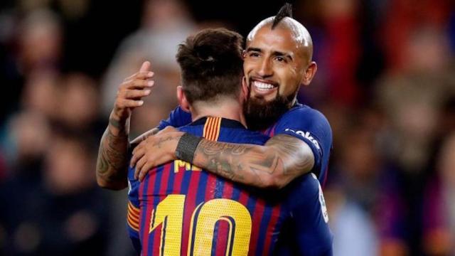 Una foto de Leo Messi y Arturo Vidal durante un partido del Barça / Twitter