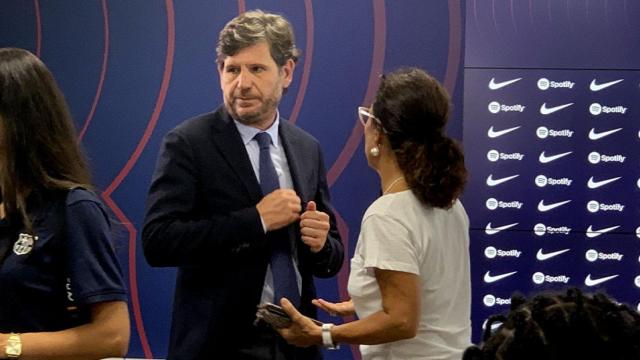 Mateu Alemany, en una rueda de prensa, sigue al nuevo Dembelé / CULEMANÍA