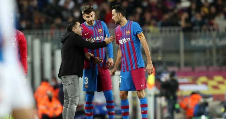 Xavi hablando con Piqué y Busquets / FCB