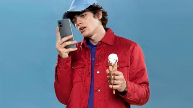 Joven con móvil OnePlus Nord2 / ARCHIVO