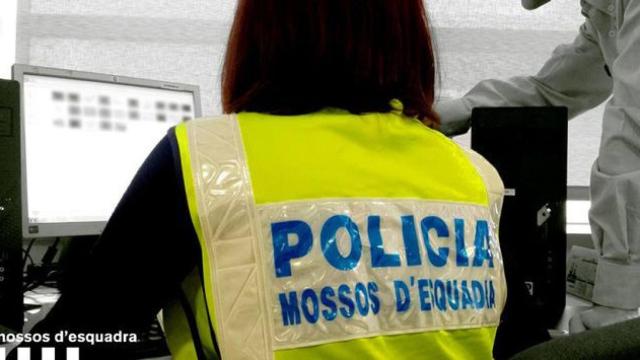 Imagen de una agente de los Mossos especialista en el control de las redes sociales / CG