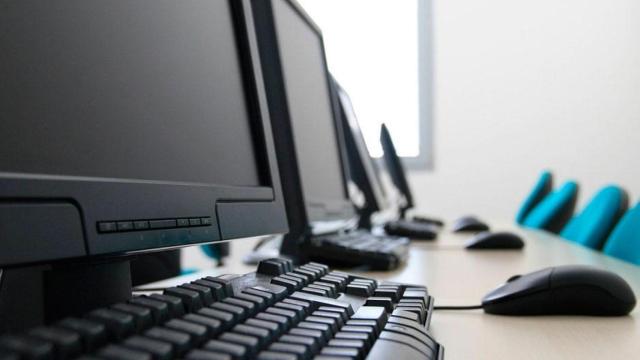 Varios ordenadores, en una imagen de archivo / FREE IMAGES