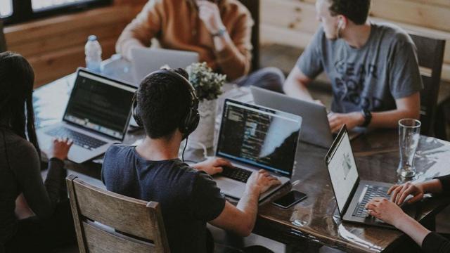 Empleados con perfiles digitales / UNSPLASH