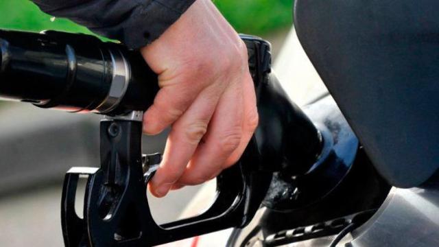 Un hombre llena el depósito de su vehículo de gasolina / CG