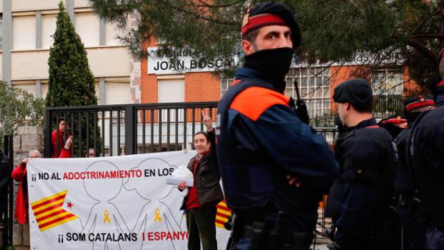 Mossos d'Esquadra en una protesta frente al instituto Joan Boscà de Barcelona, donde ha sido expedientado el profesor Francisco Oya por no enseñar que los catalanes son una raza / CG